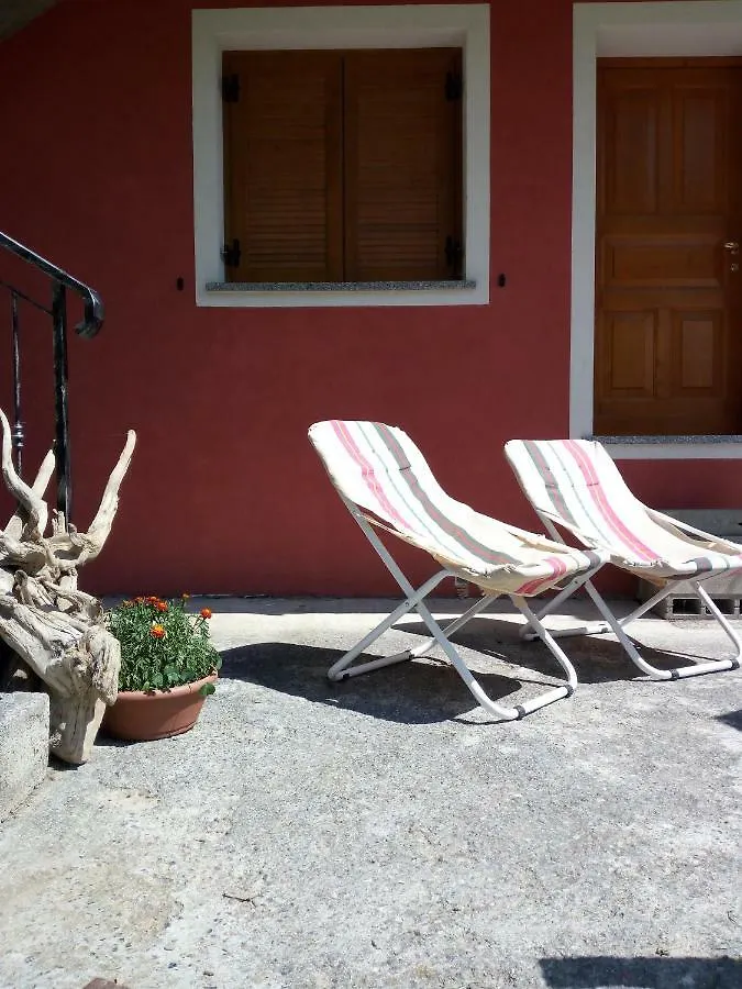 Red House Apartment Isolaccia