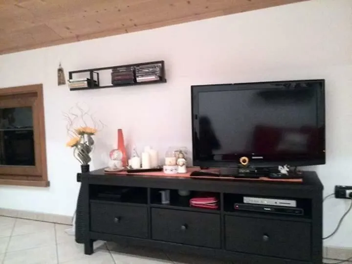 Red House Apartment Isolaccia